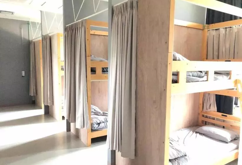 ホテル Livinganywhere Commons Uruma Male Dormitory Bunk Bed   Vacation Stay 15526v