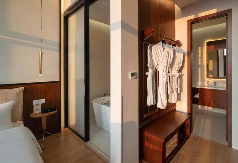 Wuyu Hotel, Smart Park & Happy Valley Jinshansi Metro