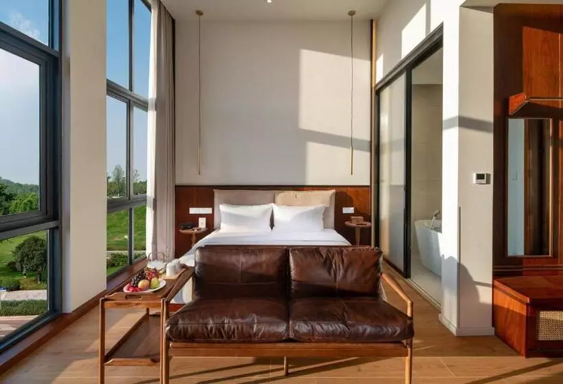 Wuyu Hotel, Smart Park & Happy Valley Jinshansi Metro