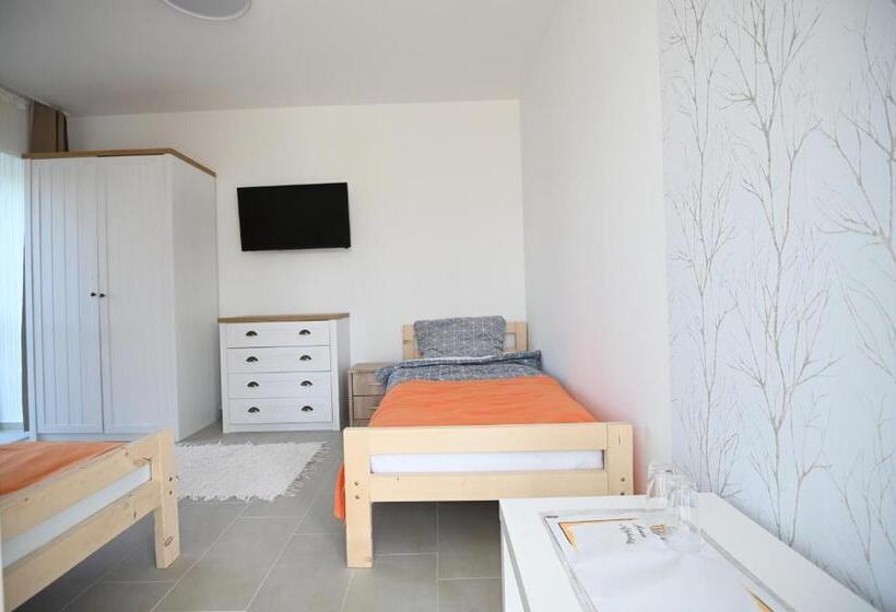 住宿加早餐 Julianna Vendégház étterem, Rendezvényhelyszín és Szállás