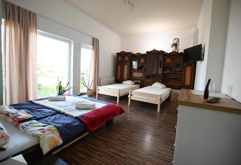 住宿加早餐 Julianna Vendégház étterem, Rendezvényhelyszín és Szállás