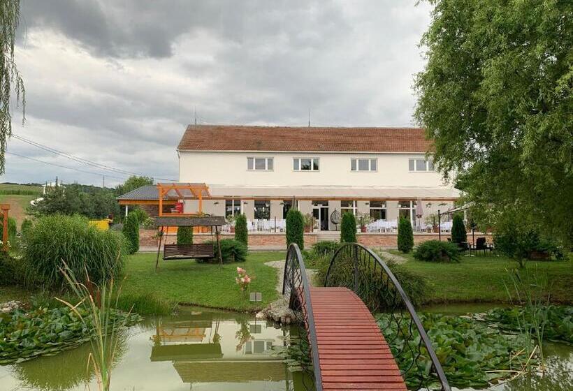 住宿加早餐 Julianna Vendégház étterem, Rendezvényhelyszín és Szállás