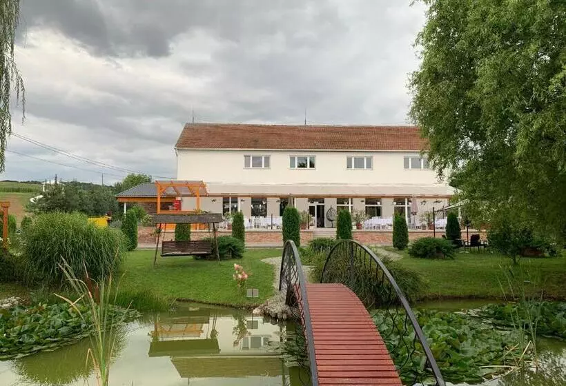 Aamiaismajoitus (B&B) Julianna Vendégház étterem, Rendezvényhelyszín és Szállás