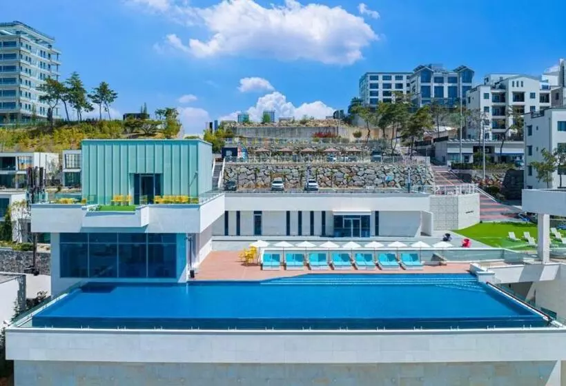 Hotelli Stone Island Pool Villa
