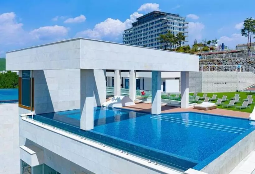 Hotelli Stone Island Pool Villa