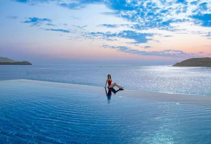 Hotelli Stone Island Pool Villa