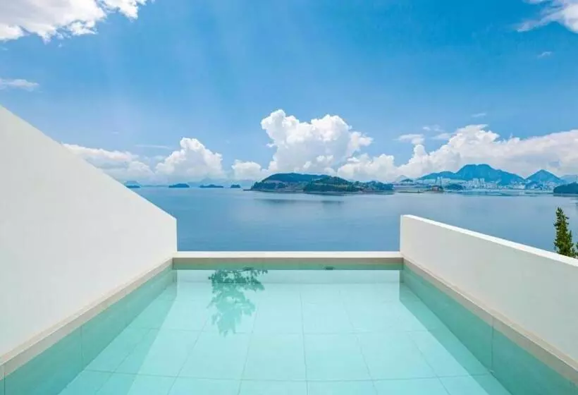 Hotelli Stone Island Pool Villa