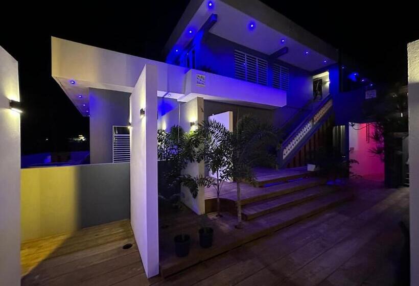 Old Crow Hotel And Suites