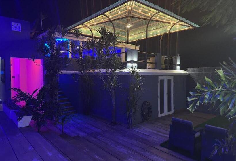 Old Crow Hotel And Suites