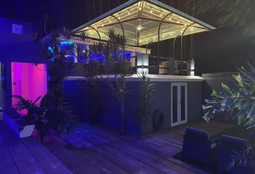 Old Crow Hotel And Suites