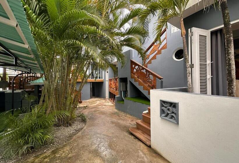 Old Crow Hotel And Suites