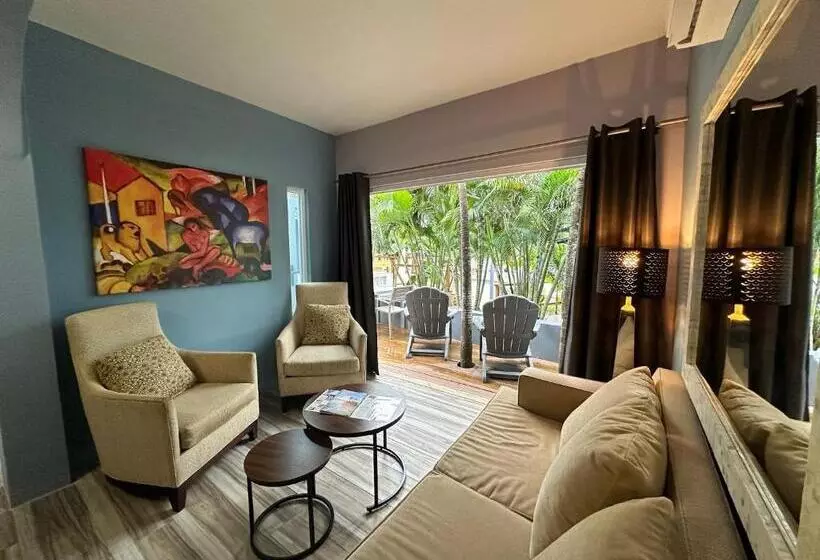 Old Crow Hotel And Suites