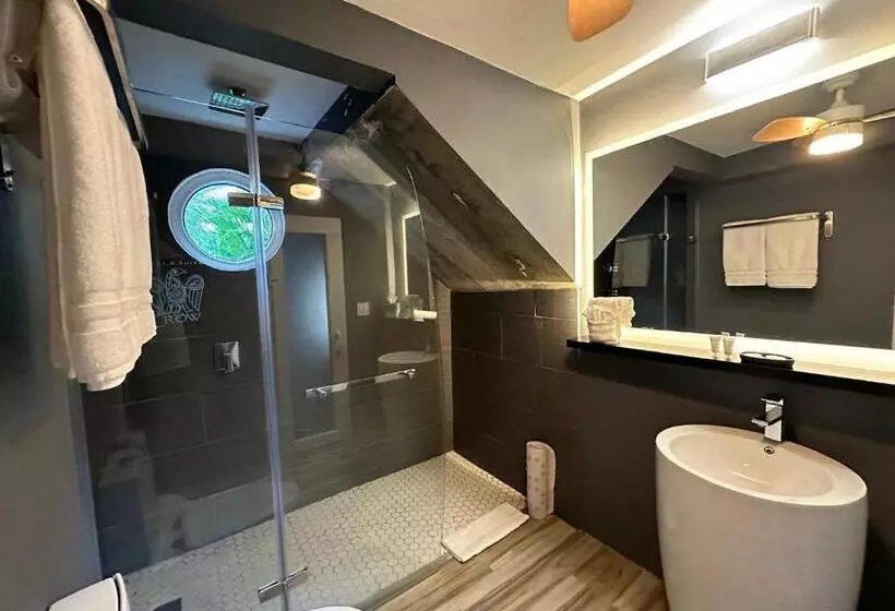 Old Crow Hotel And Suites