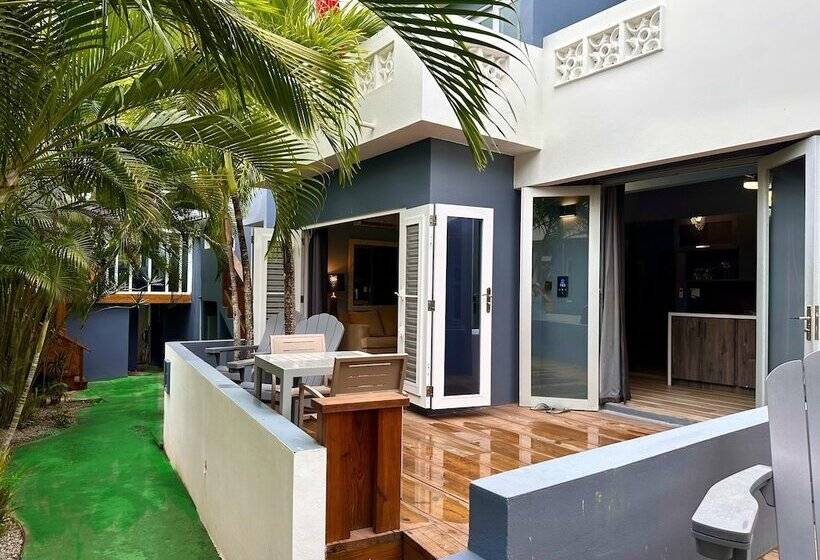 Old Crow Hotel And Suites