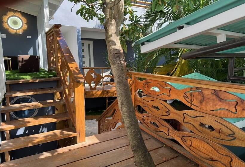 Old Crow Hotel And Suites