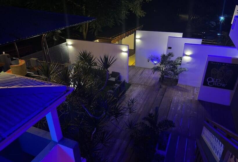 Old Crow Hotel And Suites