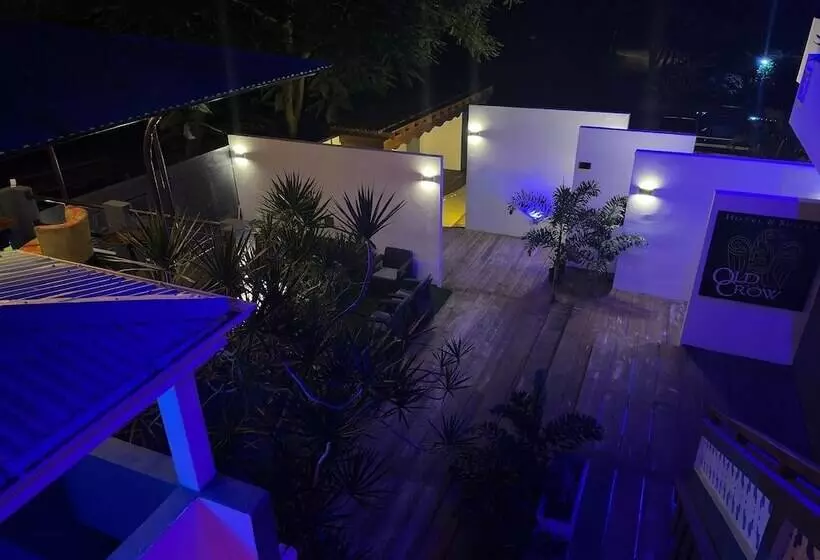 Old Crow Hotel And Suites