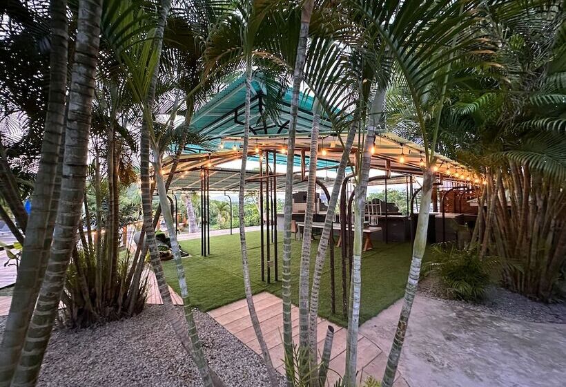 Old Crow Hotel And Suites