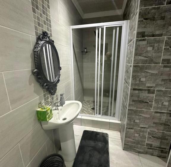 膳宿费 5 On Crossways