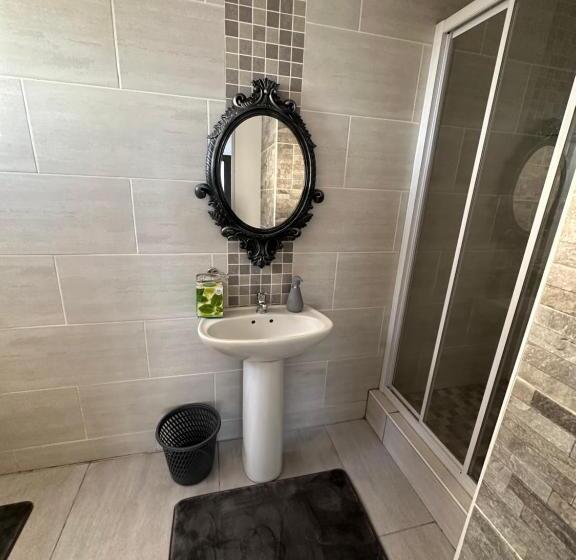 膳宿费 5 On Crossways