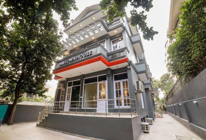 Hotel Oyo Townhouse 330 Dlf Phase 2 Near Leisure Valley Park