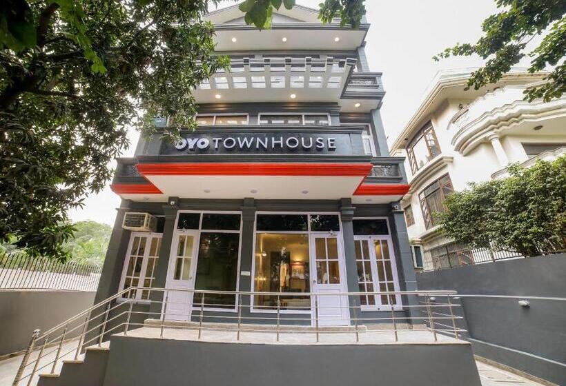 Hotel Oyo Townhouse 330 Dlf Phase 2 Near Leisure Valley Park