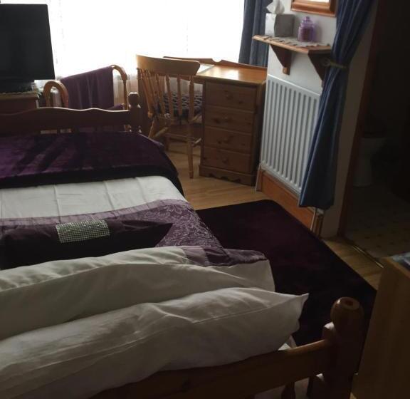 Pensione Single With En Suite And Kitchen