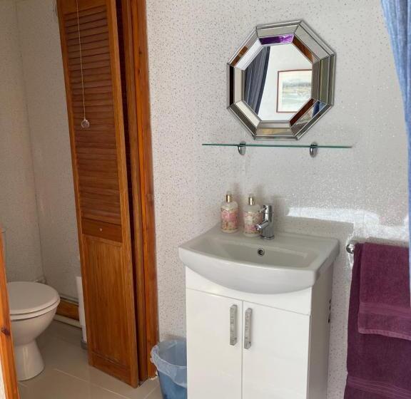 Pensione Single With En Suite And Kitchen