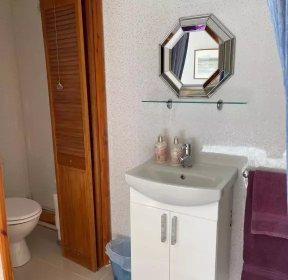 Majatalo Single With En Suite And Kitchen