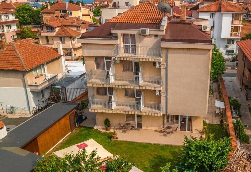 هتل Vanessa Family