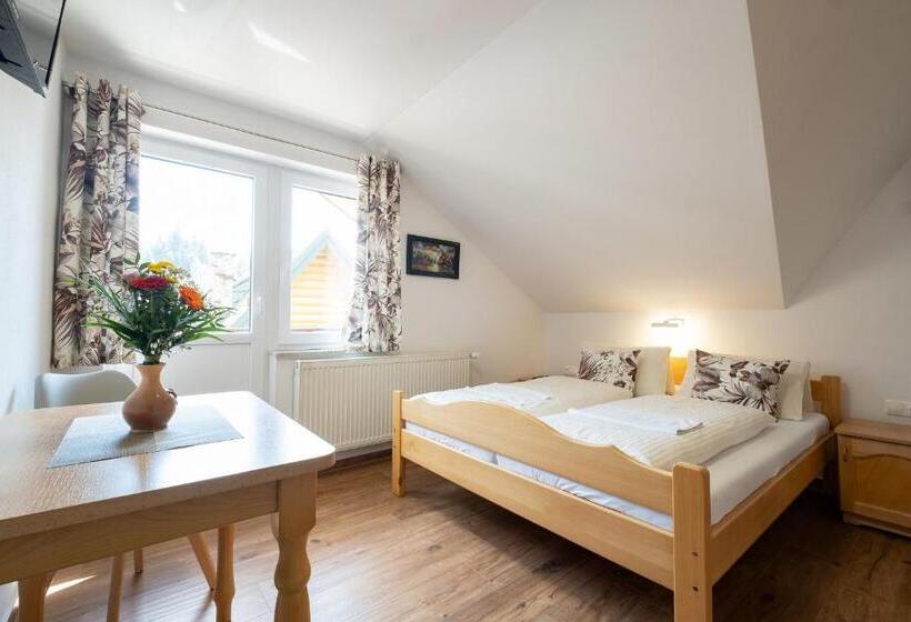 ペンション Penzion Kamzik A Drevenica