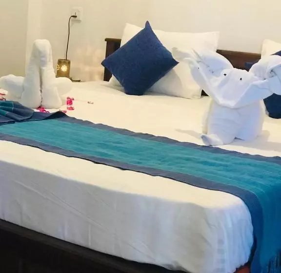 پانسیون Tamaro Beach Resort
