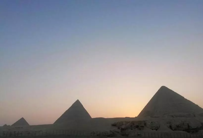 تختخواب و صبحانه Grensha Pyramid And Sphinx View