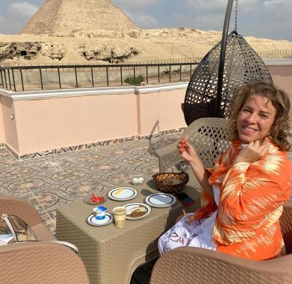 تختخواب و صبحانه Grensha Pyramid And Sphinx View