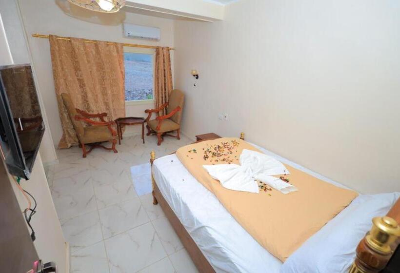 تختخواب و صبحانه Grensha Pyramid And Sphinx View