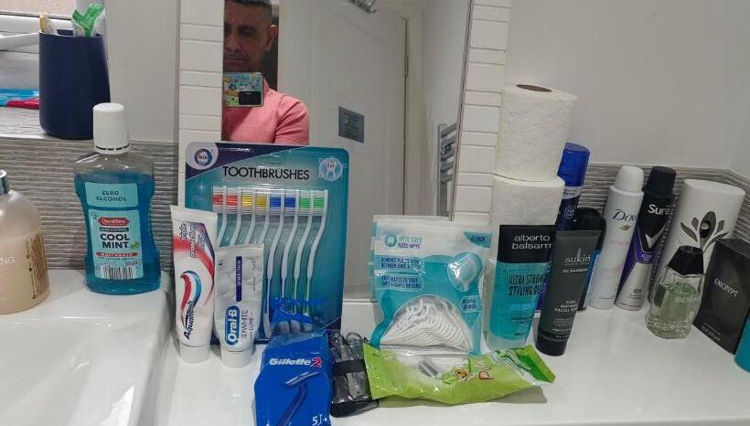 Panzió Vishisamarth Com 8f 15 Min Walk To Coop, Arena ,etihad ,city Centre, Free Car Parking ,free Snacks