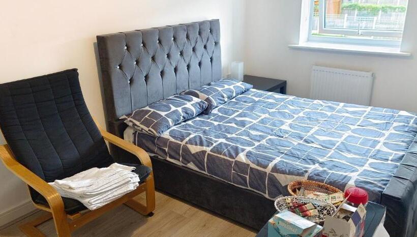 Pension Vishisamarth Com 8f 15 Min Walk To Coop, Arena ,etihad ,city Centre, Free Car Parking ,free Snacks