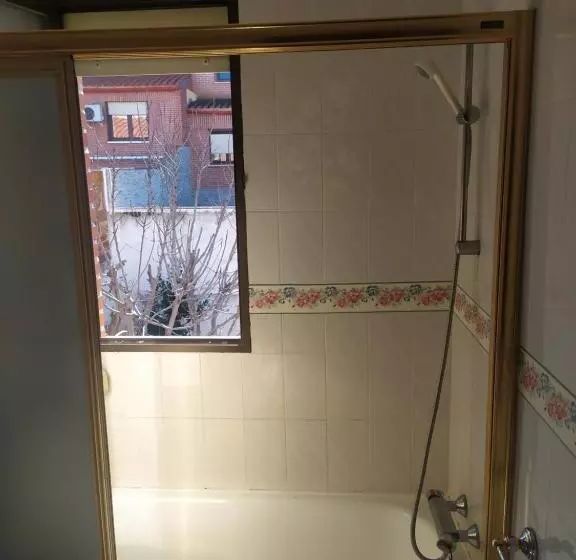 تختخواب و صبحانه Habitacion Privada Triple Toledo