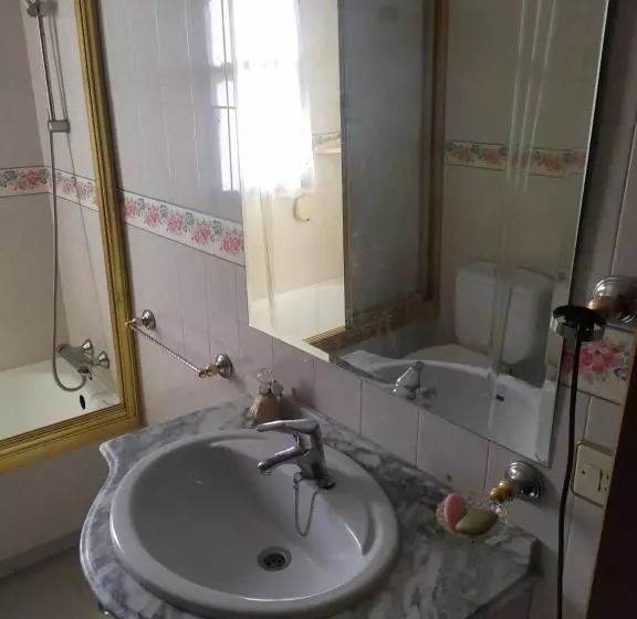 تختخواب و صبحانه Habitacion Privada Triple Toledo