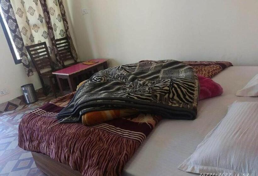 Hotel Rocks And Pine Auli