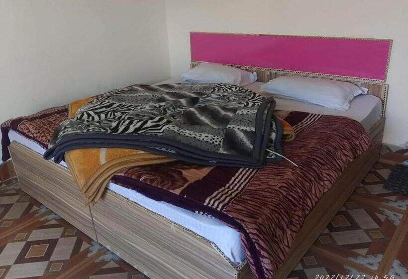 Hotel Rocks And Pine Auli