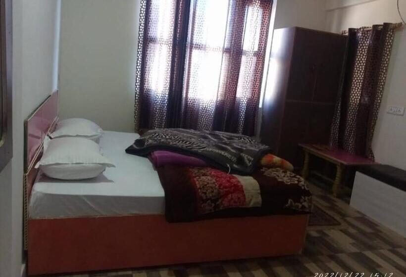 Hotel Rocks And Pine Auli