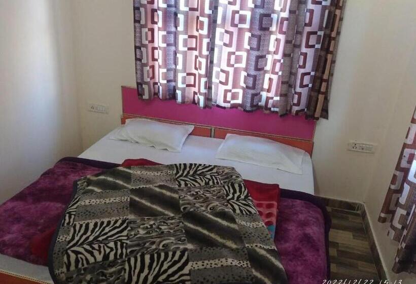 Hotel Rocks And Pine Auli