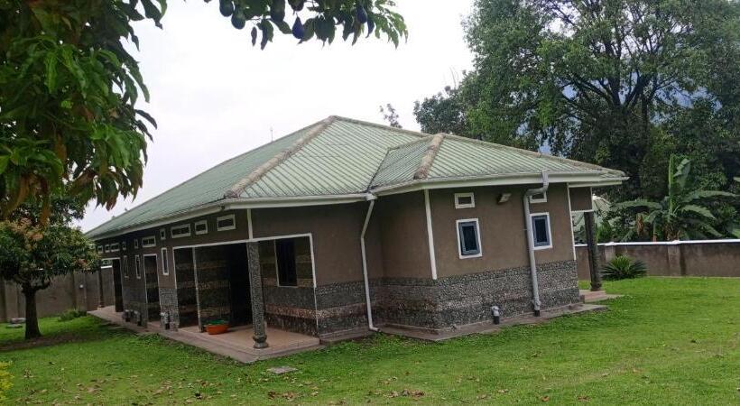 هتل Rwenzori Base Camp Tour Holiday Inn