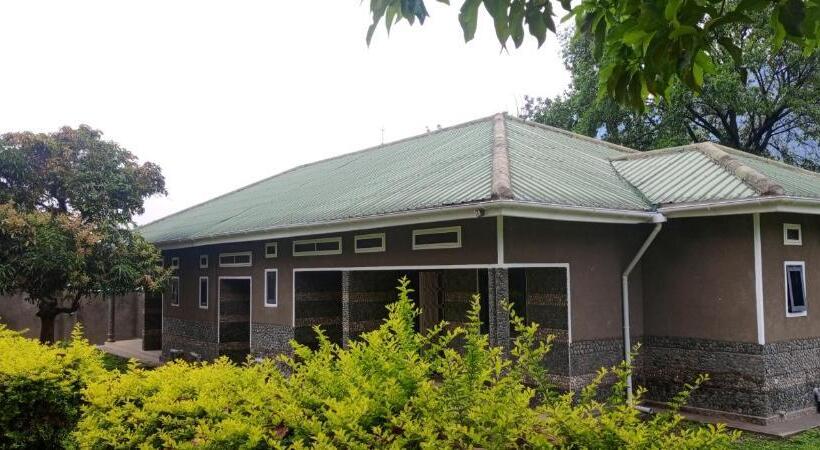 هتل Rwenzori Base Camp Tour Holiday Inn