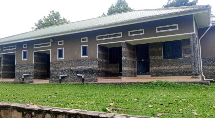 هتل Rwenzori Base Camp Tour Holiday Inn