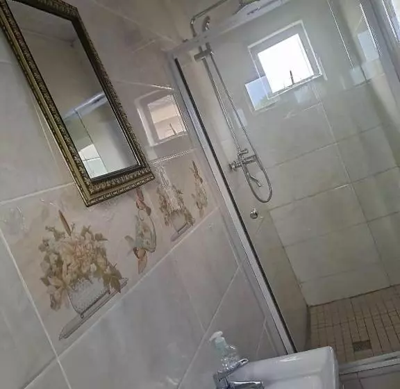 تختخواب و صبحانه Virgin Guesthouse