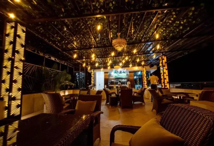 De Grand Hotel And Rooftop