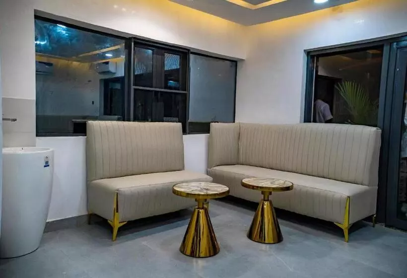 De Grand Hotel And Rooftop