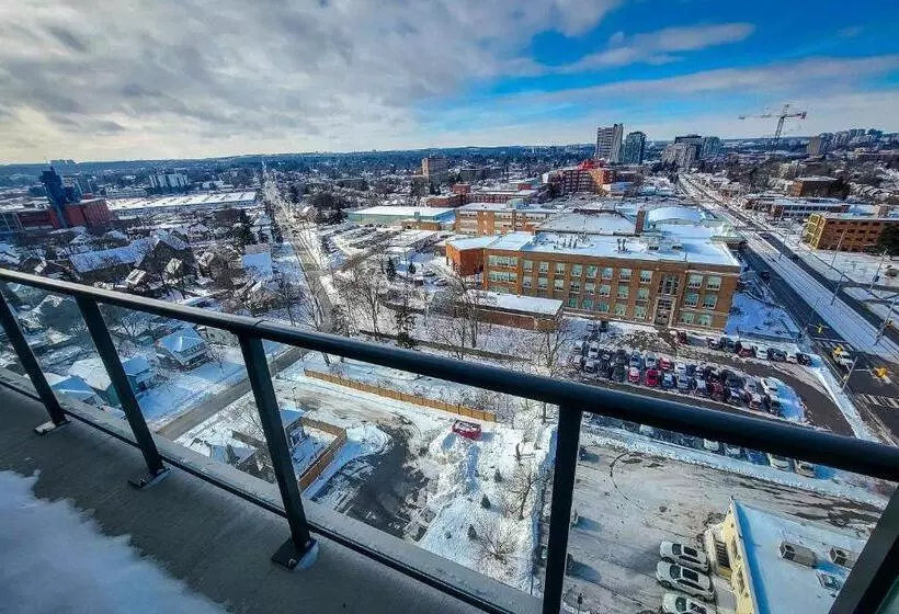 هتل Downtown Kitchener Modern Condo
